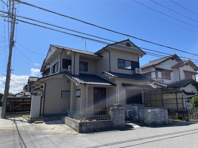 貸すか売るかを検討する戸建て外観